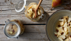 Jabłka, gruszki i rodzynki - Do tak przygotowanych słoików przekładamy owoce wraz z syropem