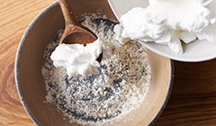 Tort cynamonowo-makowy - ubite białka mieszamy z makiem
