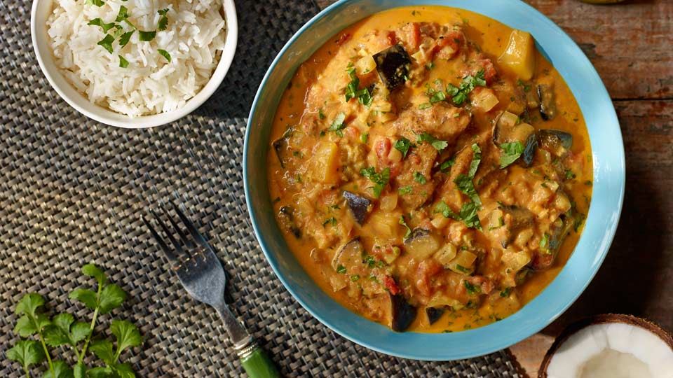 Curry z kurczaka z jabłkiem, mango i mlekiem kokosowym Curry z kurczaka z jabłkiem, mango i mlekiem kokosowym