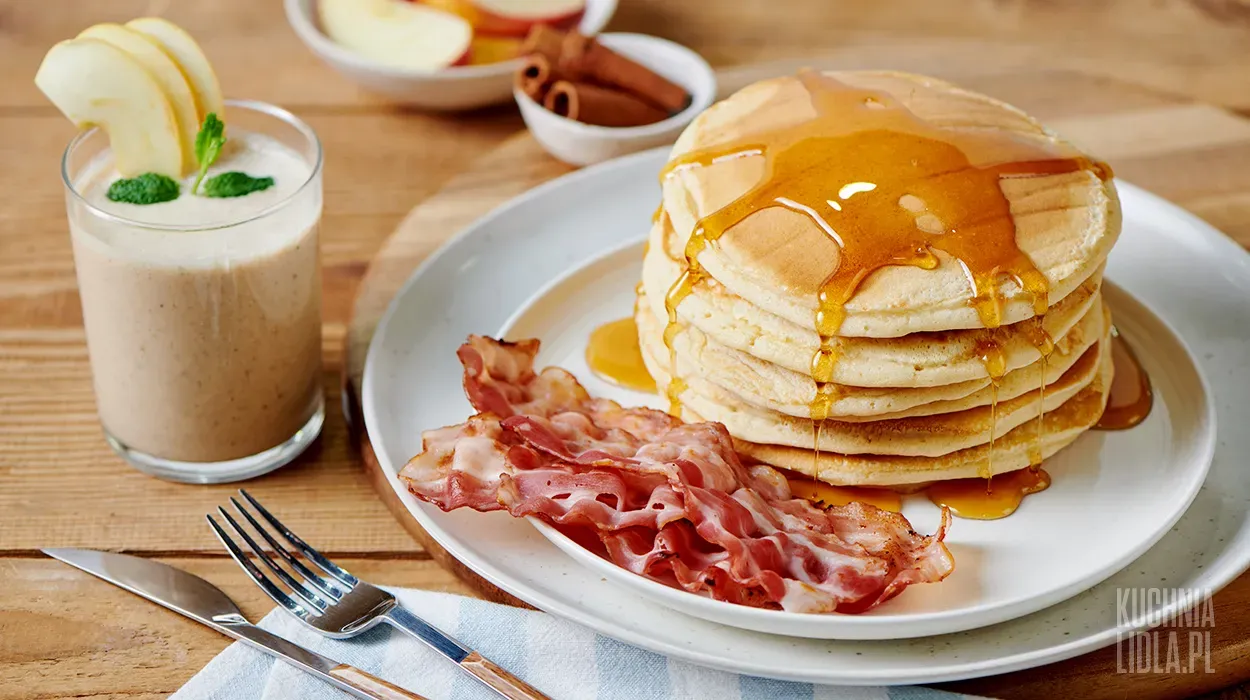 Amerykańskie śniadanie: bacon pancakes i apple pie smoothie
