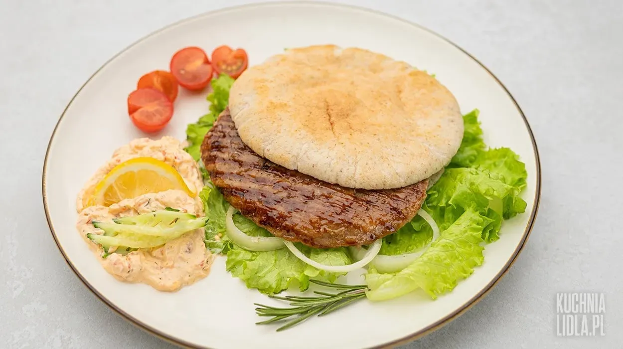 Pljeskavica — bałkańskie grillowane mielone
