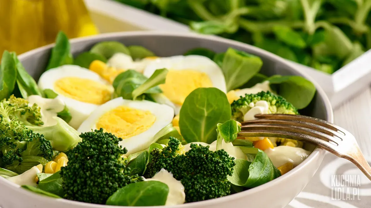 Sałatka z brokułem i kurczakiem