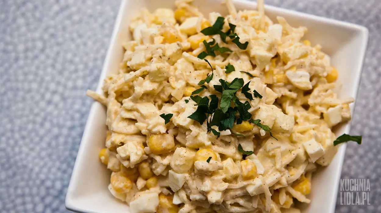 Sałatka z selerem konserwowym, jajkiem i kukurydzą