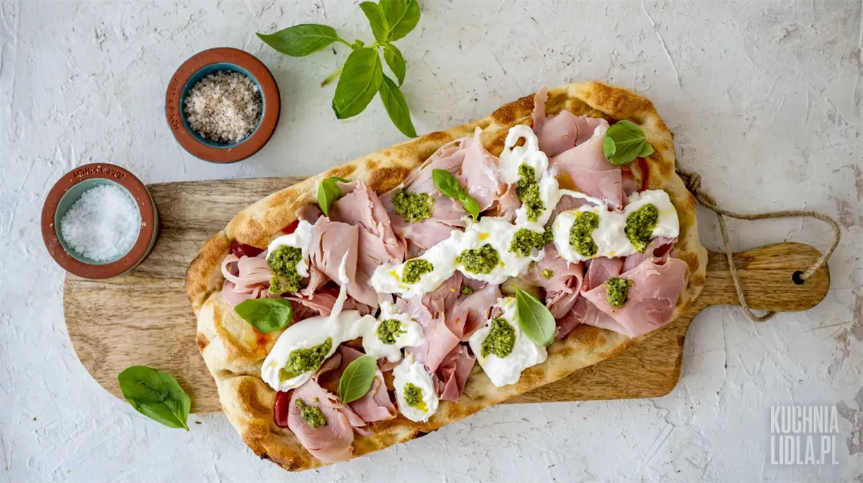 Pinsa z szynką prosciutto cotto i burattą