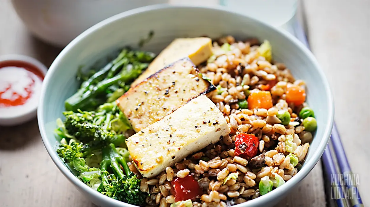 Bowl z kaszą orkiszową, warzywami i tofu