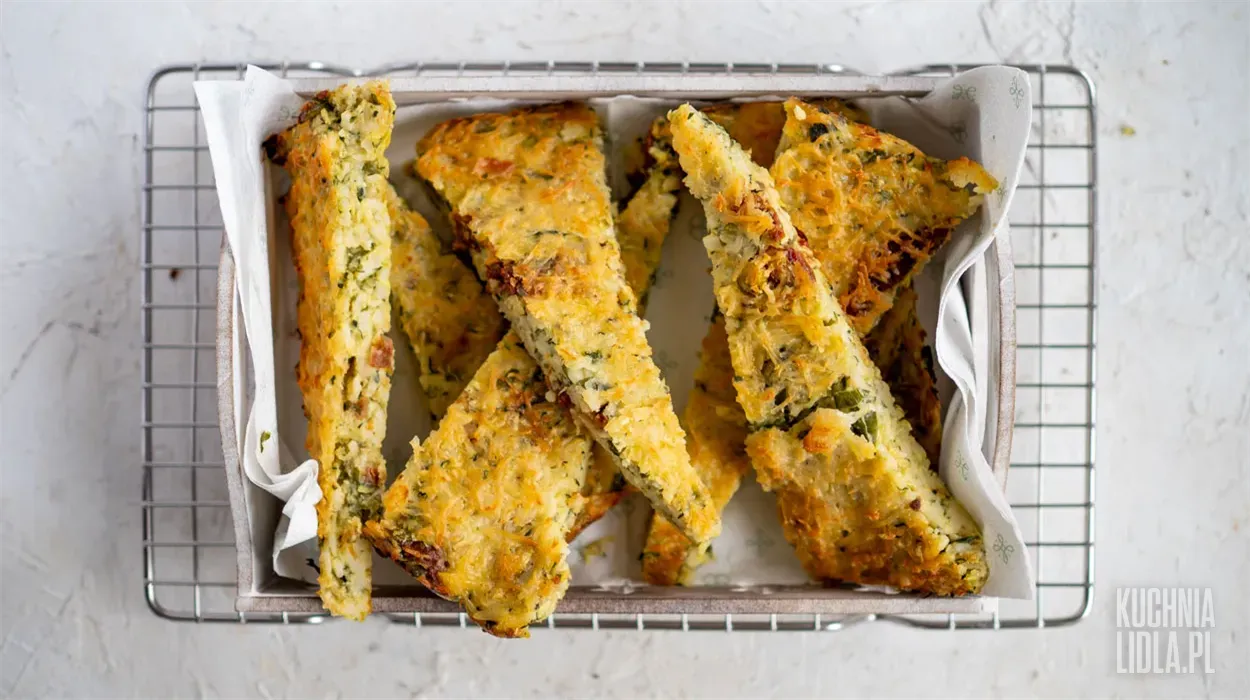 Wytrawny chlebek cukiniowy z makaronem orzo i halloumi