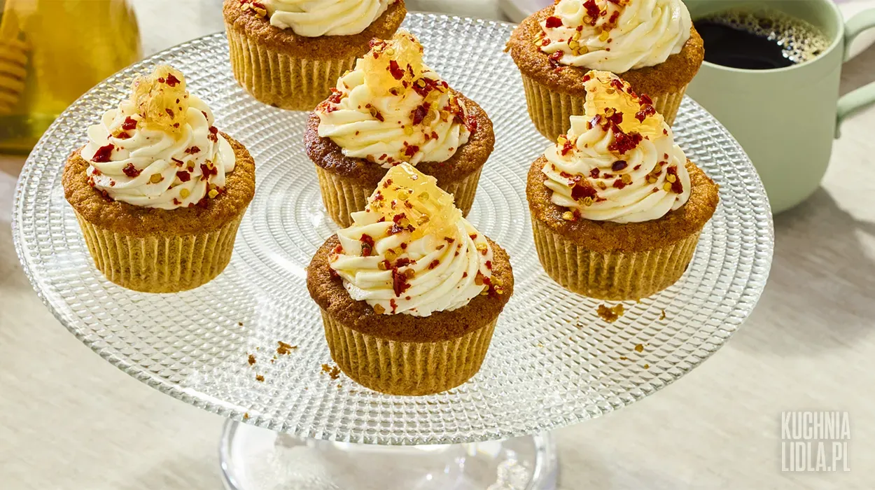 Wytrawne babeczki marchewkowe z polewą miodową z chili