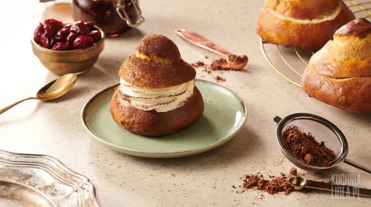 Kawowo-wiśniowy deser w brioszce