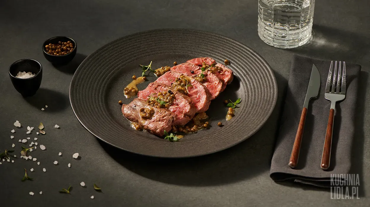 Stek z polędwicy wołowej z sosem z zielonego pieprzu