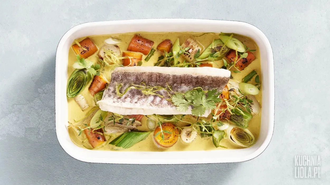 Pieczona ryba z pikantnymi warzywami
