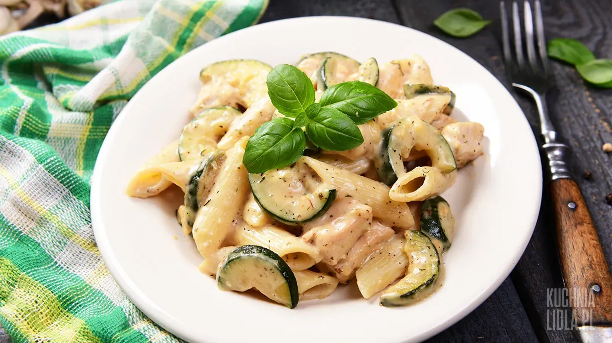 Makaron z cukinią i kurczakiem w sosie curry