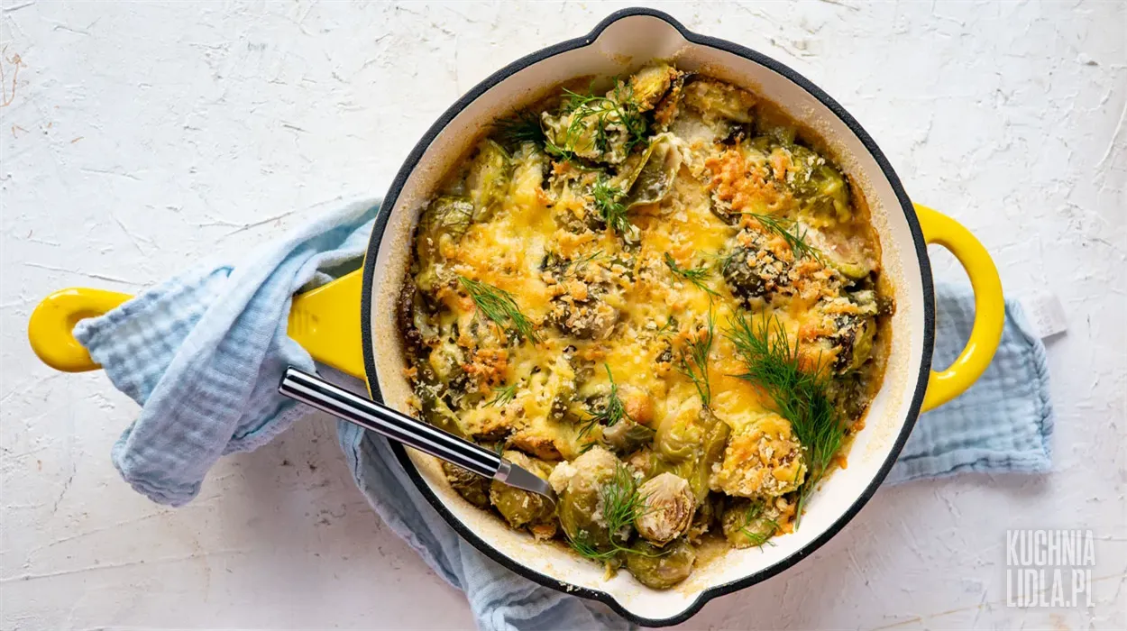 Brukselka zapiekana w sosie serowym