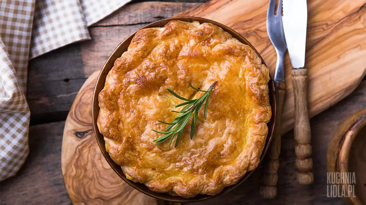 Chicken pot pie — potrawka z kurczaka zapiekana pod kruchym ciastem Chicken pot pie — potrawka z kurczaka zapiekana pod kruchym ciastem