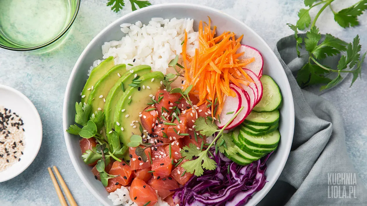 Poke bowl z łososiem wędzonym