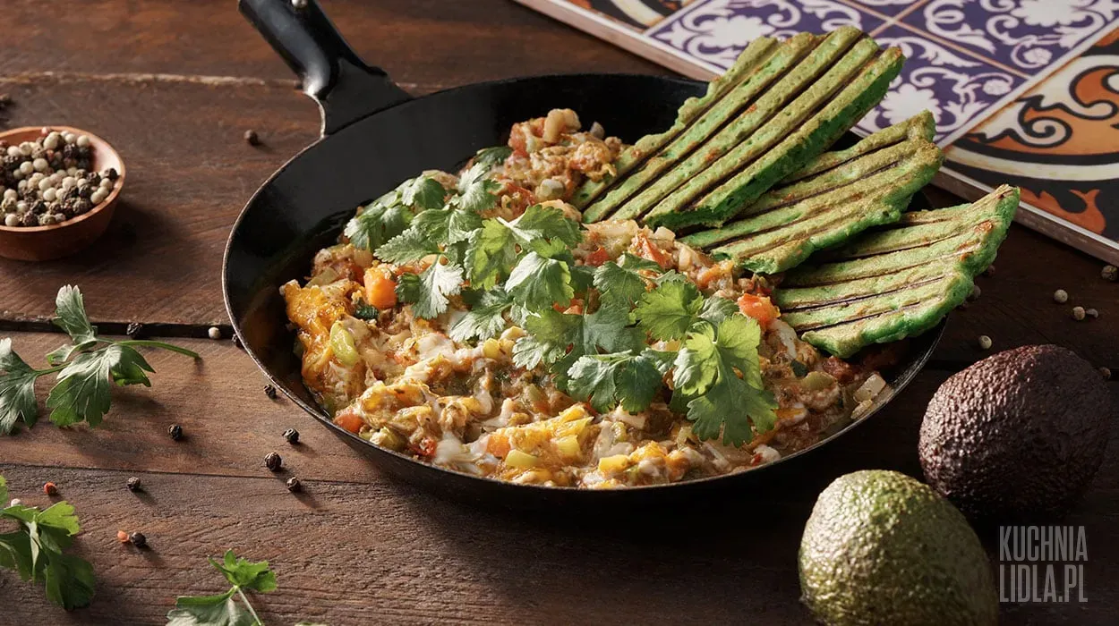 Menemen z tostem z awokado