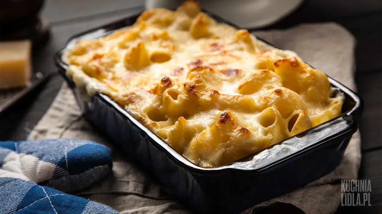 Zapiekanka makaronowa z kurczakiem w sosie śmietanowo-serowym