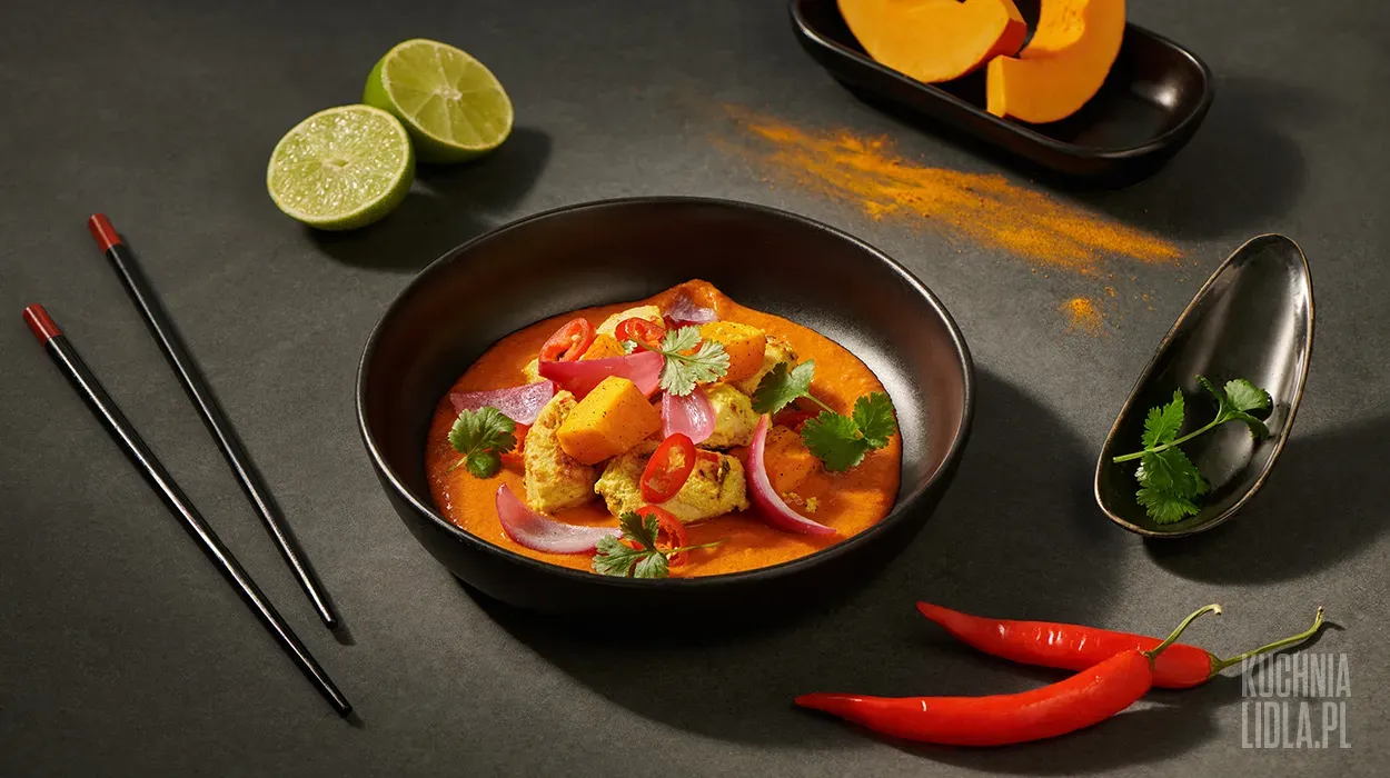 Kurczak w jogurcie z pieczoną dynią i sosem kokosowym