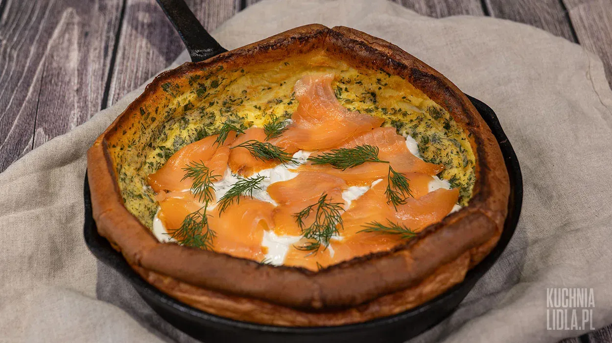 Dutch baby z wędzonym łososiem