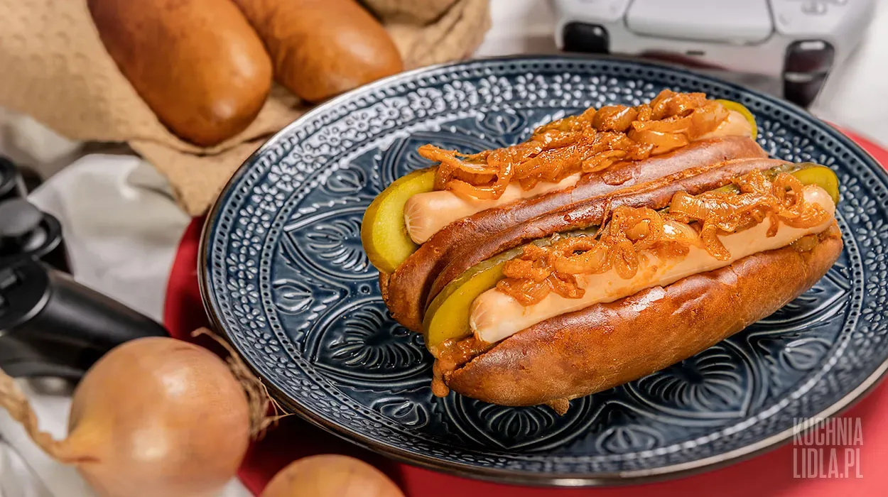 Symbiotyczne hot dogi z duszoną cebulką w musztardzie