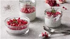Pudding kokosowy z chia i granatem