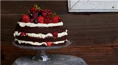 Czekoladowy tort z bitą śmietaną i owocami