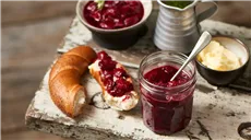 Konfitura wiśniowa z migdałami i żubrówką