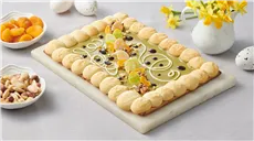 Kruchy mazurek z kremem pistacjowym i bakaliami