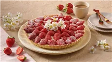 Tarta z truskawkami i kremem budyniowym