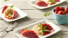 Pierogi z truskawkami i śliwkami
