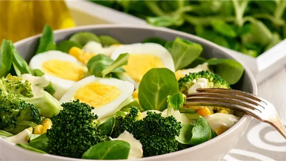 Sałatka z brokułem i kurczakiem