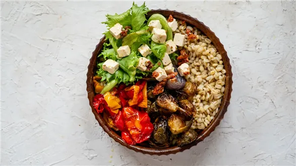 Zimowy bowl z pęczakiem i fetą