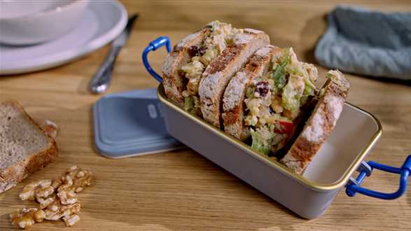 Wegański lunchbox: kanapki z sałatką z ciecierzycy
