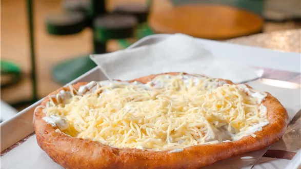 Langosz – węgierski smażony placek drożdżowy