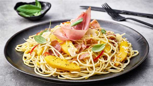 Spaghetti z dynią, szałwią i włoską szynką 
