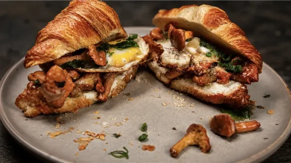Croissant z kurkami, kremowym serkiem, parmezanem i jajkiem sadzonym