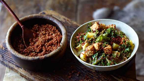 Curry z quinoa, jarmużem i tofu