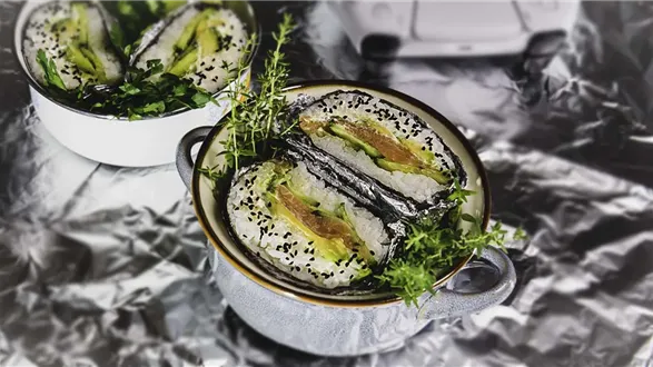 Kanapkowe sushi onigirazu z łososiem i awokado