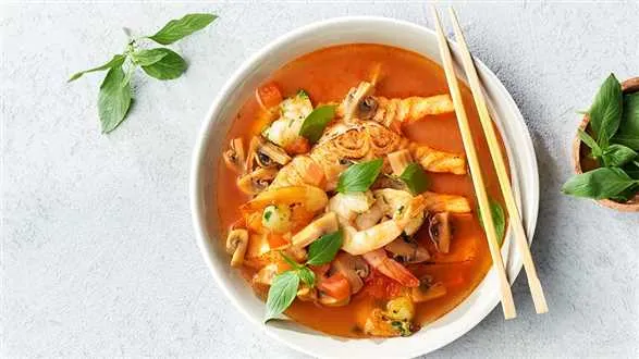 Tajska zupa z pomidorami i pieczonym łososiem