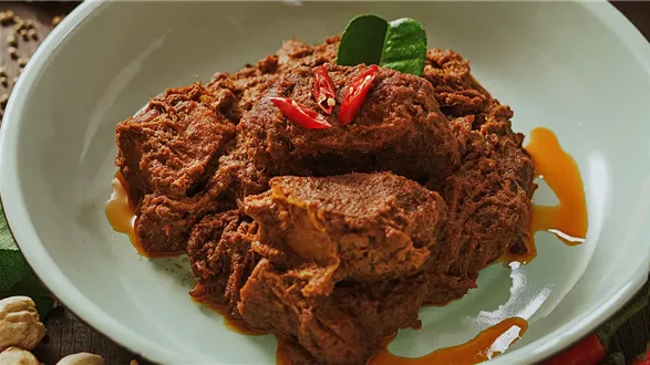 Rendang z wołowiny - indonezyjski gulasz