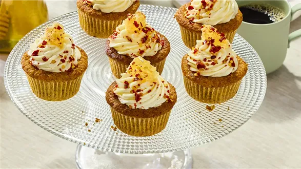 Wytrawne babeczki marchewkowe z polewą miodową z chili