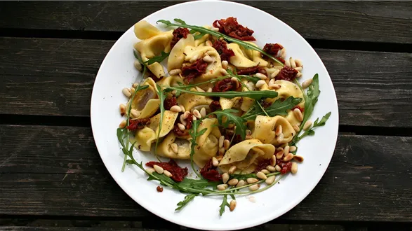 Sałatka z tortellini i rukolą