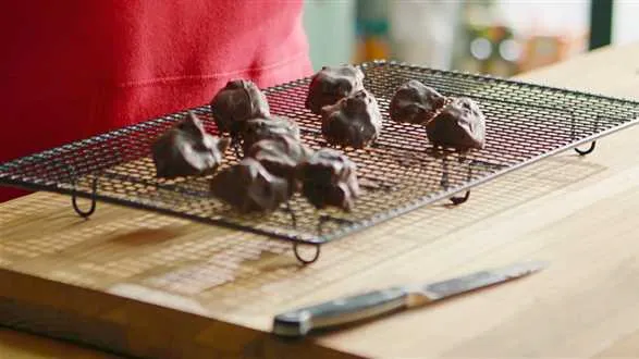 Jak przygotować wegańskie śliwki w czekoladzie? 