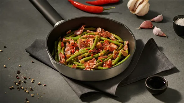 Chrupiąca fasolka szparagowa z chrupiącym boczkiem, chili, sojowym sosem i octem balsamicznym