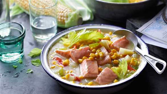 Chowder z łososiem i kukurydzą 