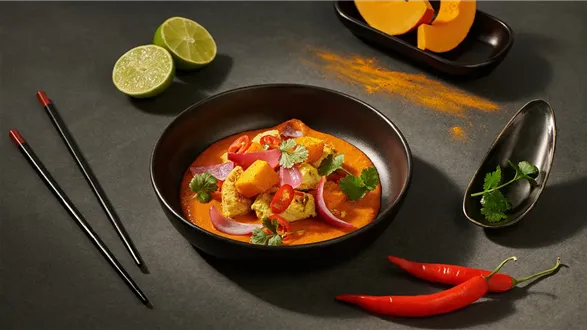 Kurczak w jogurcie z pieczoną dynią i sosem kokosowym