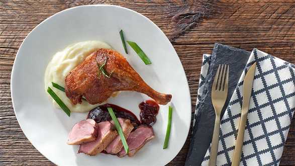 Uda confit i soczysta pierś z kremowym purée ziemniaczanym i sosem z glazurowanej szalotki