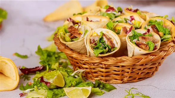 Rożki z tortilli z kurczakiem i warzywami