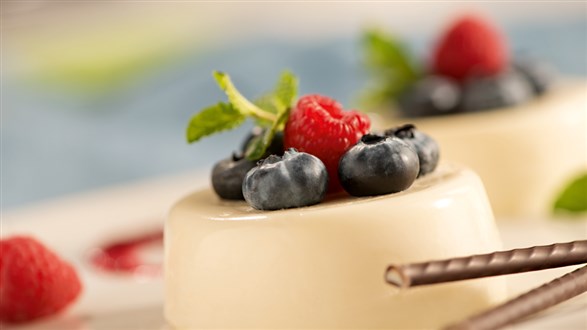 Panna cotta waniliowa z owocami lasu