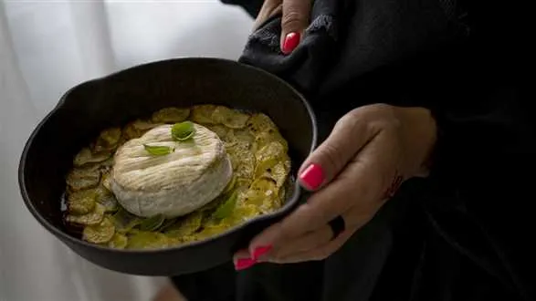Zapiekanka ziemniaczana z serem camembert