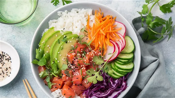 Poke bowl z łososiem wędzonym